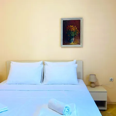 Vintage For 4 Guests & Private Parking Apartment