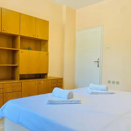 Vintage For 4 Guests & Private Parking Apartment